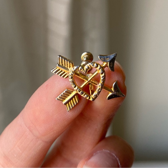 Textured heart with 2 arrows screw back earrings - Picture 3 of 7